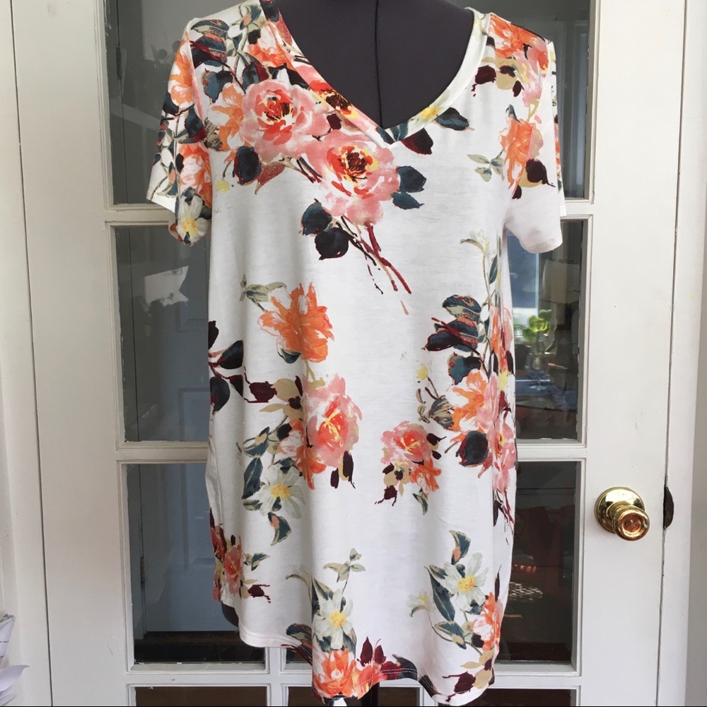 🦋 3 for $25 -  🇺🇸 Floral Print Soft Rayon Knit Vneck Tee